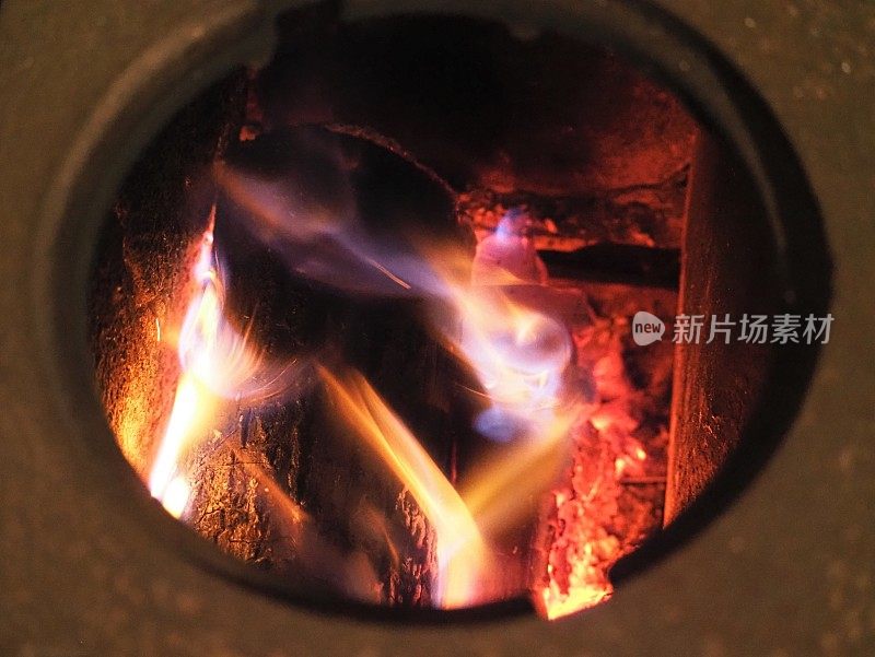 炉子里一根木头上的火焰- 2